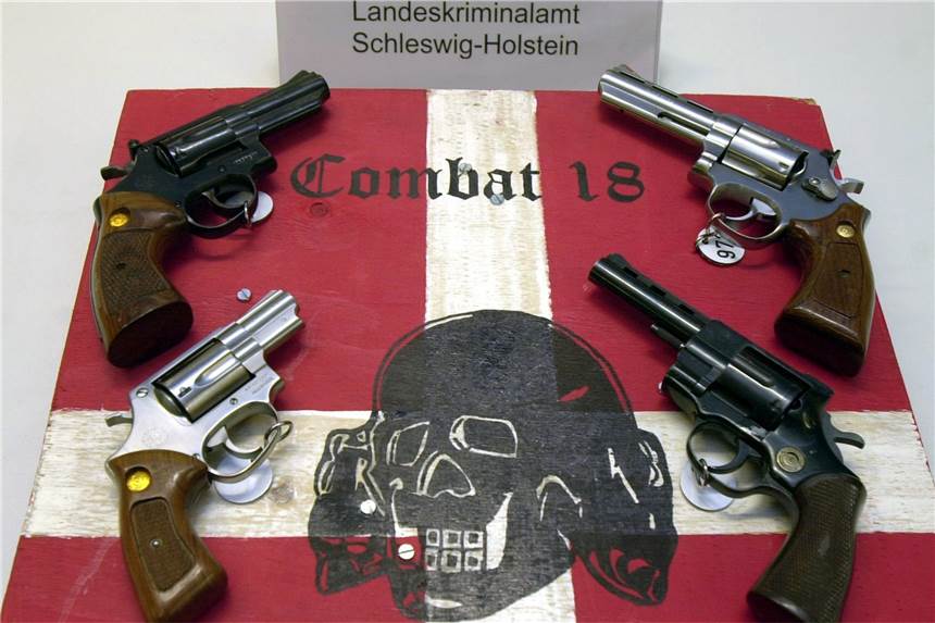 Verbot von „Combat 18“: Auch ein Gebäude in Castrop-Rauxel durchsucht Sichergestellte Waffen und ein Schild der kriminellen Neonazi-Gruppe „Combat 18“ liegen im schleswig-holsteinischen Landeskriminalamt.