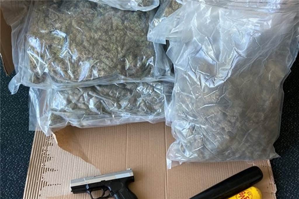 Nach Drogen-Razzia: Bekannter Dortmunder Rapper in Untersuchungshaft Sichergestelltes Beweismaterial der Polizei Dortmund nach einer Razzia am 20. Juni. Nach den Durchsuchungen befindet sich ein bekannter Dortmunder Rapper in Untersuchungshaft.