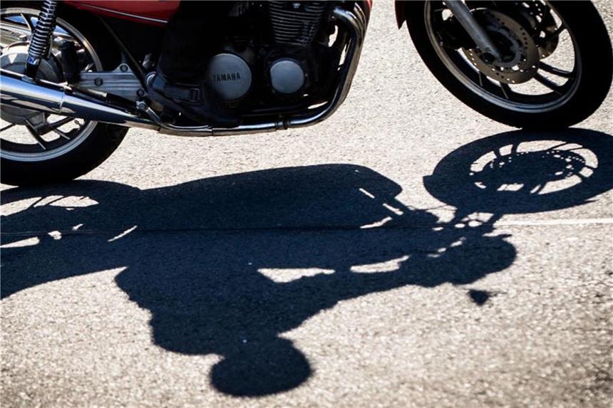 Auch bei Sommerhitze auf dem Motorrad Handschuhe tragen Sicherheit geht vor: Auf jeder Tour sollten Motorradfahrer Handschuhe tragen. Foto: Frank Rumpenhorst/Symbolbild