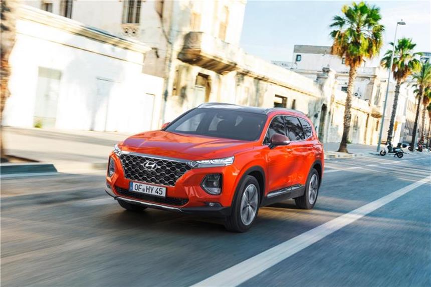 Sicherheit nicht nur für unterwegs: Im neuen Hyundai Santa Fe können die Fondtüren im Stand ein gefährliches Öffnen verhindern, wenn sich von hinten ein anderes Fahrzeug nähert. Foto: Uli Sonntag/Hyundai