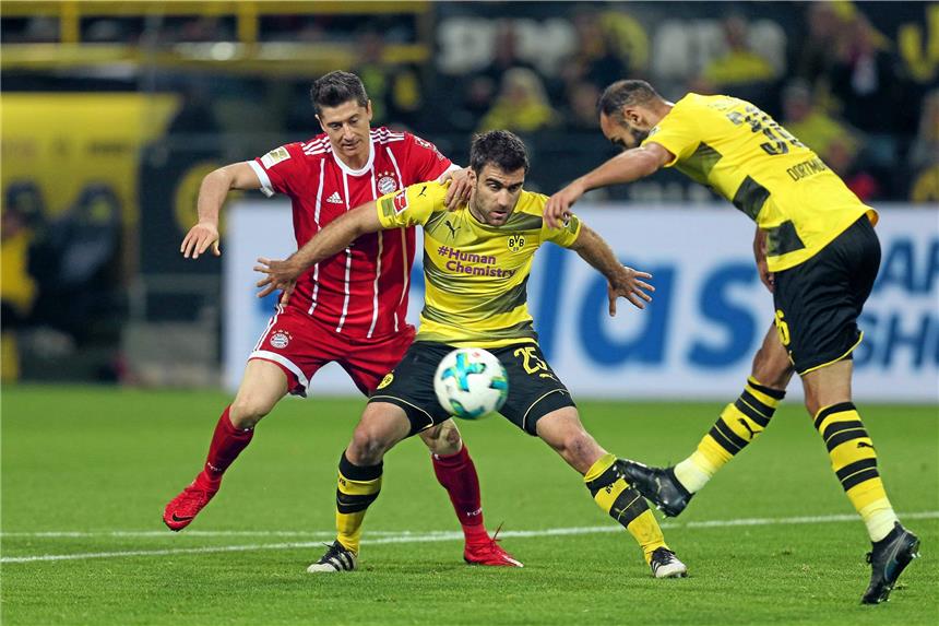 Dortmunds Abwehr durchgehend nicht stabil genug Sicherheit strahlte die Innenverteidigung der Borussia um den Griechen Sokratis (M.) und Ömer Toprak auch im Top-Spielgegen die Bayern nicht aus. Links lauert Bayerns Torjäger Robert Lewandowski.