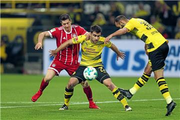 Sicherheit strahlte die Innenverteidigung der Borussia um den Griechen Sokratis (M.) und Ömer Toprak auch im Top-Spielgegen die Bayern nicht aus. Links lauert Bayerns Torjäger Robert Lewandowski.