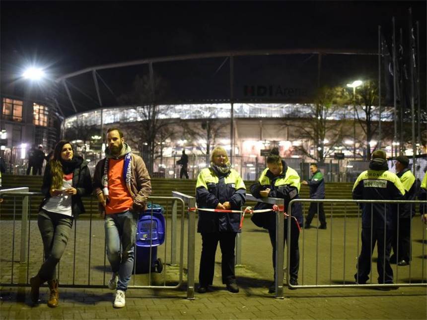 Weiter intensive Kontrollen in deutschen Stadien Sicherheit wird in der Bundesliga auch weiterhin großgeschrieben. Foto: Ole Spata