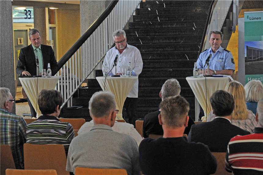 Vandalismus am Preußenbahnhof kostet Zeit, Nerven und viele Zehntausend Euro Sicherheits-Dialog im Rathaus: Mit Bürgermeister Jürgen Kleine-Frauns, Klaus Steffenhagen und dem Lüner Polizei-Chef Frank Schulz.