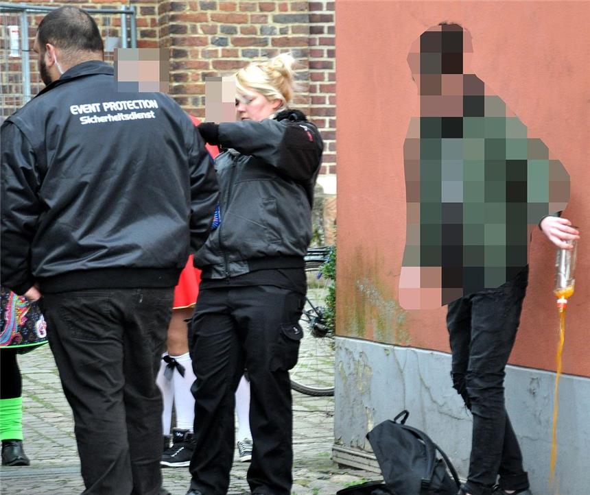 Sicherheitsdienst und Polizei sorgten dafür, dass minderjährige Besucher des Raesfelder Rosenmontagszuges hochprozentigen Alkohol wegschütten mussten.