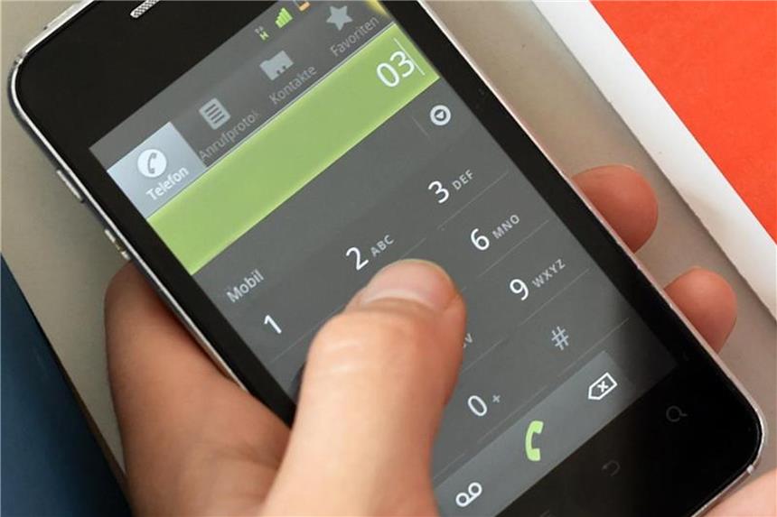 Keine zusätzliche Telefon-App auf Smartphone installieren Sicherheitsexperten raten davon ab, auf einem Smartphone eine weitere Dialer-App zu installieren. Foto: Jens Kalaene