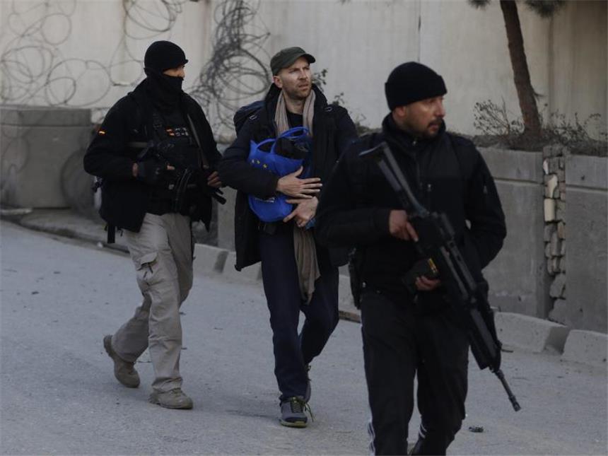 Zehn Tote bei Taliban-Angriff auf spanische Botschaft in Kabul Sicherheitskräfte bringen einen Spanier in Sicherheit. Foto: Jawad Jalali