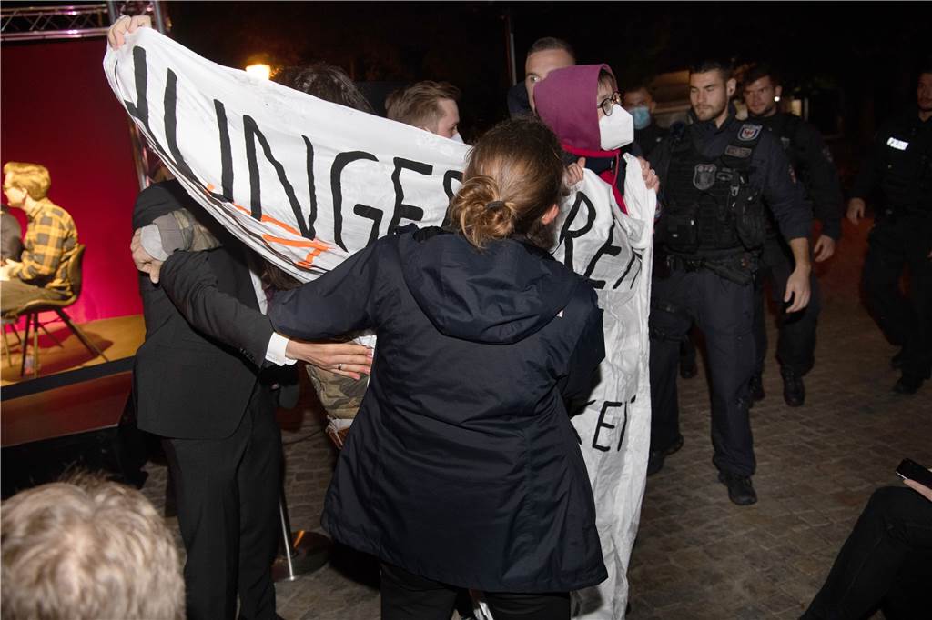 Hungerstreik: Dortmunderin bricht am 20. Tag in Berlin zusammen Sicherheitskräfte drängen Klima-Aktivisten bei einer Wahlkampf-Veranstaltung mit SPD-Kanzlerkandidat Olaf Scholz ab. Die Umweltaktivisten, die sich seit Tagen im Berliner Regierungsviertel im Hungerstreik befinden, hatten zuvor ein Transparent entrollt und lautstark eine bessere Klima-Politik gefordert. Mit dabei: Lina Eichler aus Dortmund.