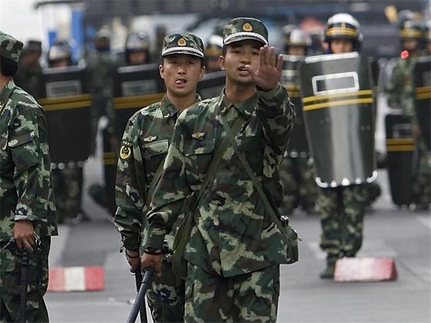 Acht Tote bei blutigem Zwischenfall in Nordwestchina Sicherheitskräfte haben in Chinas Unruheprovinz Xinjiang eine Straße gesperrt. Foto: Diego Azubel/Archiv