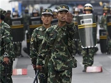 Sicherheitskräfte haben in Chinas Unruheprovinz Xinjiang eine Straße gesperrt. Foto: Diego Azubel/Archiv