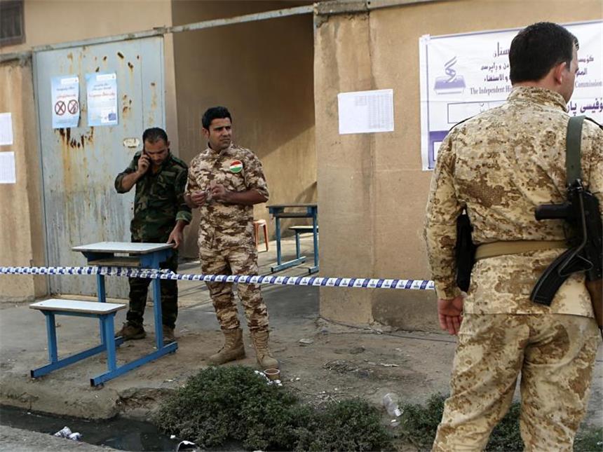 Sorge vor neuen Spannungen nach Kurden-Referendum Sicherheitskräfte kontrollieren in Erbil den Eingang eines Wahllokals. Foto: Khalid Mohammed