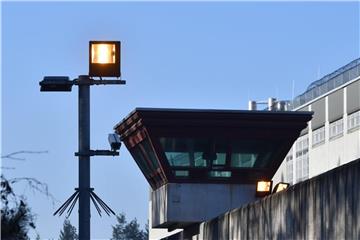Sicherheitsleuchten und Überwachungskameras sind vor einem Gebäude auf dem Gelände der Justizvollzugsanstalt Tegel zu sehen. Foto: Paul Zinken