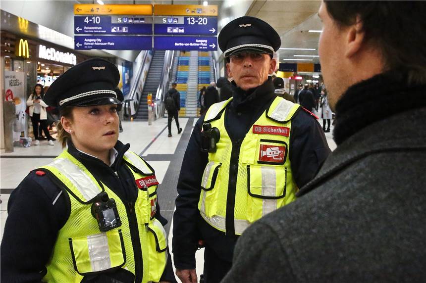 Bahn setzt Bodycams für Sicherheitsleute nun auch in Dortmund, Düsseldorf, und Essen ein Sicherheitsleute der Deutschen Bahn mit Bodycams im Düsseldorfer Hauptbahnhof. Neben Köln gibt es die Bodycams nun auch in der Landeshauptstadt sowie in Dortmund und Essen.
