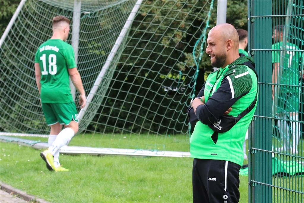 SuS Oberaden Sichtlich angefressen: Oberadens Sportlicher Leiter Deniz Kilinc beim Pausenstand von 1:5.