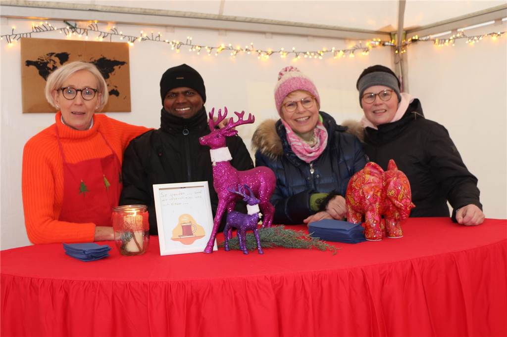 Sichtlich Freude hatte auch die Mitglieder des Freundeskreises für Indien. Mit einer Verlosung, aber auch mit indischer Currywurst sowie Glühwein und Punsch sammelte die Gruppe für das Schulprojekt St. Paul School in Indien.