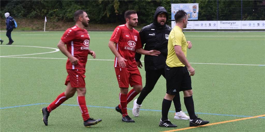 Angriff auf Schiedsrichter: Trainer widerspricht und kündigt rechtliche Schritte an Sichtlich „geladen war Meckinghoven Coach nach dem frühen Abpfiff durch Schiedsrichter Timm Lehnert und musste hier von Nico Thoneick und Yusuf Demir gebremst werden.