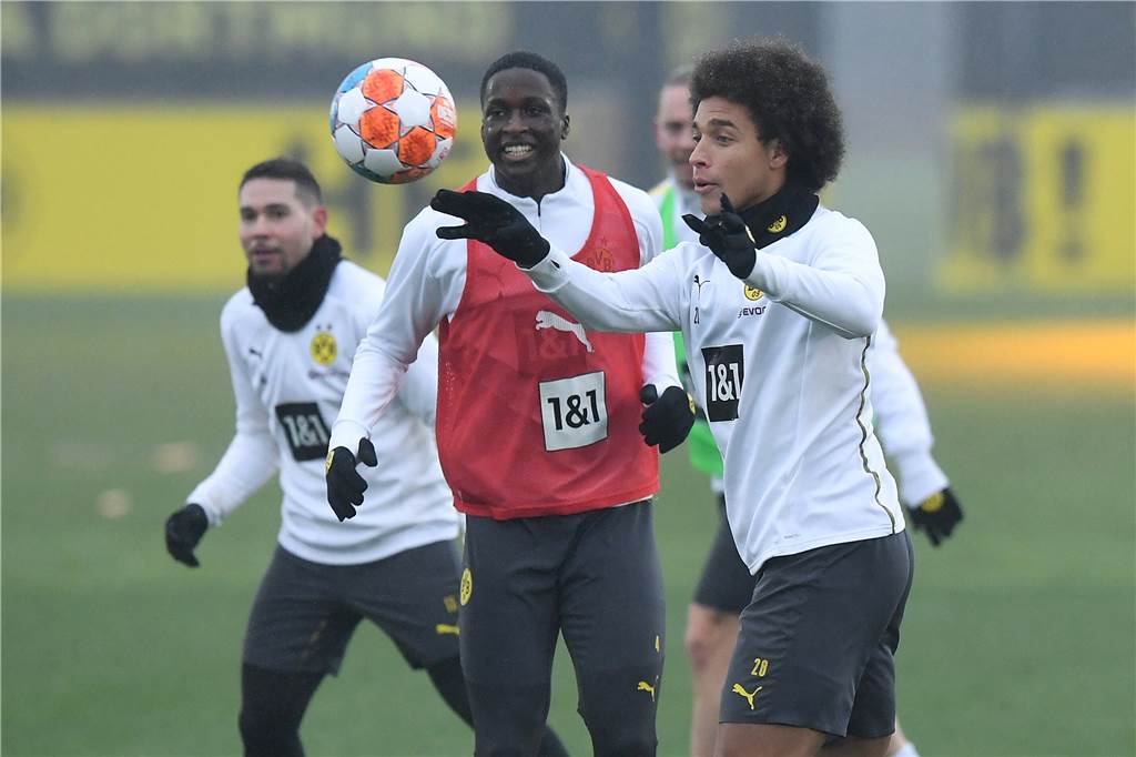 Drei-Stufen-Plan für BVB-Talente Soumaila Coulibaly und Abdoulaye Kamara Sichtlich Spaß beim BVB-Training hat Soumaila Coulibaly, auch wenn in diesem Fall Axel Witsel am Ball ist.