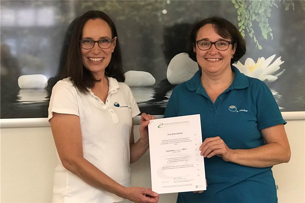 Später beruflicher Neustart: Legdenerin macht mit 48 eine Ausbildung Sichtlich stolz ist Zahnärztin Petra Eversmann-Beumer auf ihre ehemalige Auszubildende und frische Zahnärztliche Fachangestellte Birte Hemker.