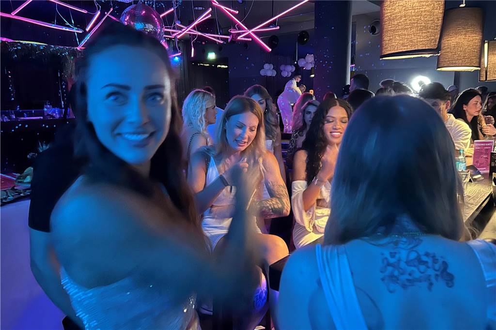 Sicora und ihre Freundinnen lernten den Tanz zum neuen Song von Chahine.
