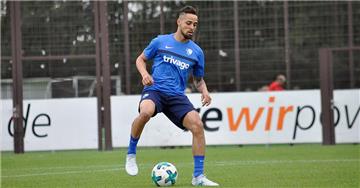 Sidney Sam ist weiter in Blau und Weiß unterwegs, trainiert statt in Gelsenkirchen aber ein paar Kilometer weiter.