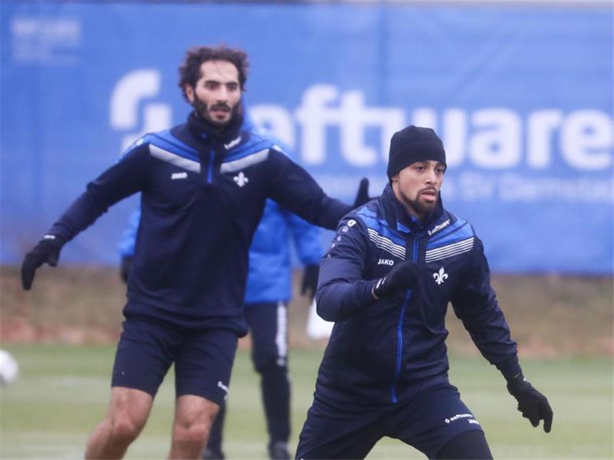 Sam will mit Darmstadt zurück in die Erfolgsspur Sidney Sam (r.) mit Hamit Altintop beim Training des SV Darmstadt 98.