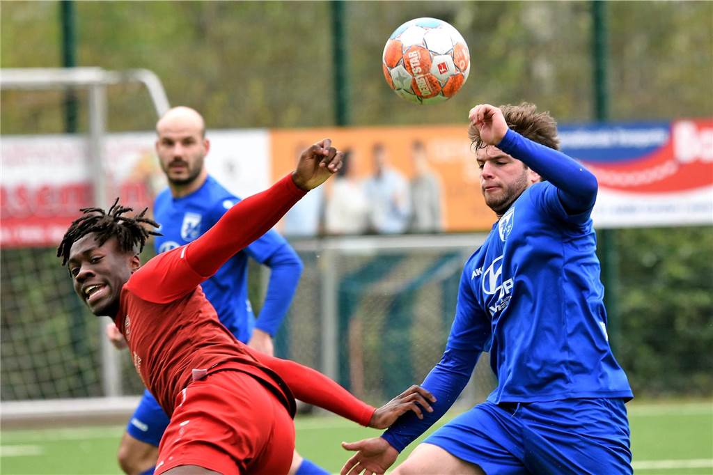 RW Deuten reagiert auf Personalengpass: Ein neuer Stürmer kommt Sidney Serge Tekoe und Joshua Mazza im Zweikampf