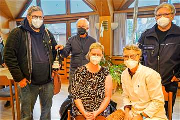 Sie alle (v.l.) freuen sich über die 6000. Impfung gegen Covid im DRK-Haus in Oer-Erkenschwick: Björn Hildebrandt (Impfung Nr. 6001), Rot-Kreuz-Leiter Ralf Farwick, Janine Hildebrandt (sie erhielt die 6000. Impfung), die Impfärztin Dr. Christiane Berkemeier und DRK-Vorsitzender Dr. Siegbert Teichert.