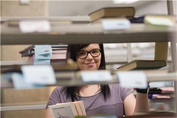 Sie behält den Überblick bei den Bücherregalen: Nathalie Wright (23) macht eine Ausbildung in der Bibliothek der Johann Wolfgang Goethe-Uni. Foto: Frank Rumpenhorst