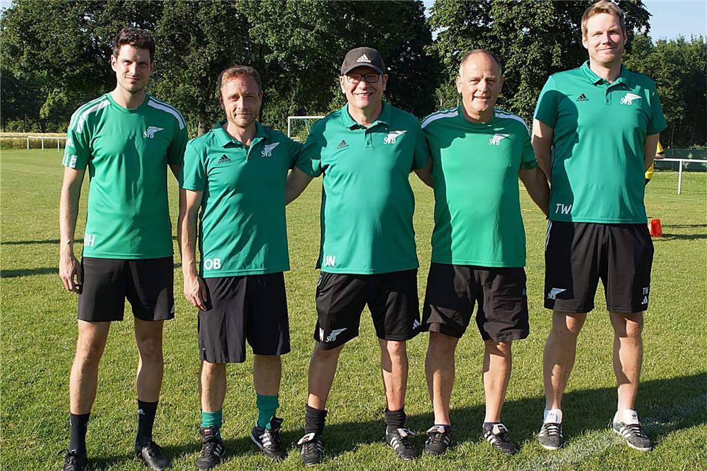 Auf der Alm rollt wieder das Leder mit viel eigener DNA Sie bilden das Trainerteam auf der Alm: (v.l.) Bastian Hoffmann, Oliver Boeske, Ulrich Neuhaus, Lothar Ernst und Tim Wiggers.