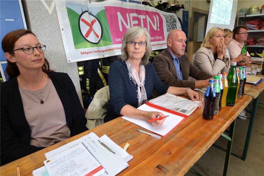 Waltroper Industriegebiet: Verhindert die Regionalplanung den Umzug der Firma Langendorf? Sie diskutierten mit den Anwohnern: Julia Karla vom Dortmunder Stadtplanungsamt, Bezirksvertreterin Anja Hubert, Ratsvertreter Torsten Heymann (beide SPD), Waltrops Bürgermeisterin Nicole Moenikes, Stefanie Hugot von der Bürgerinitiative gegen das Industriegebiet und Thorsten Klein, Vorsitzender der Siedlergemeinschaft Mengeder Heide/Groppenbruch (v.l.).