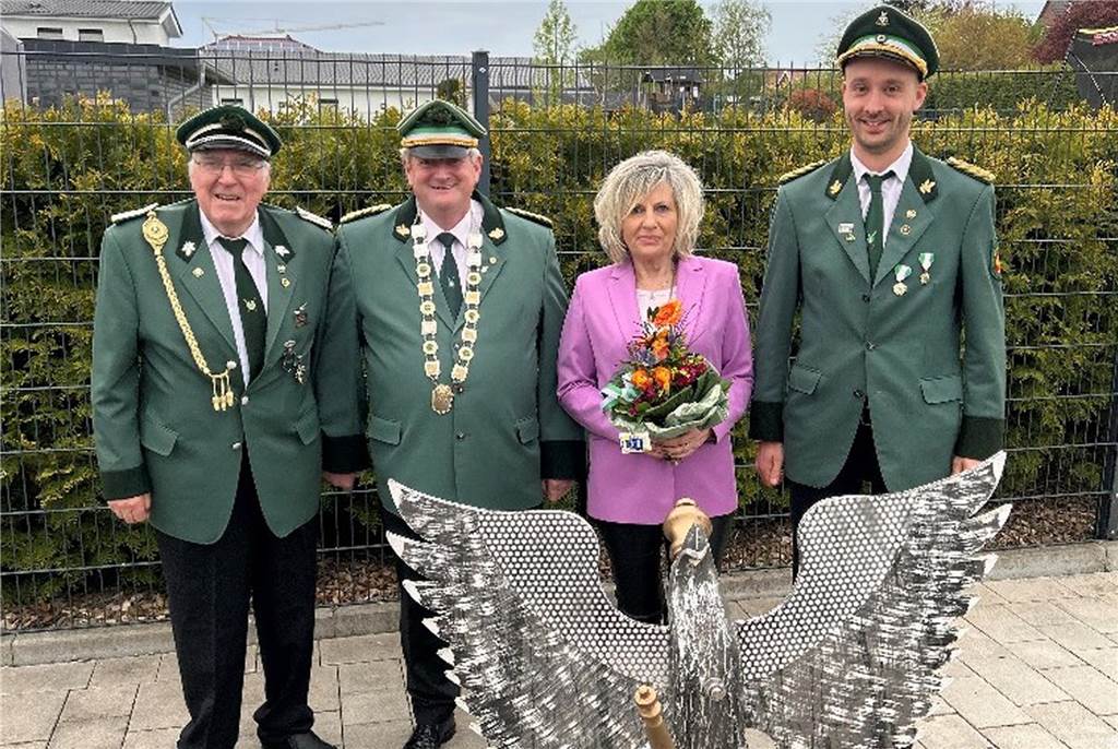 Schützenfest in Selm-Beifang: Ende der XL-Regentschaft nach sechs Jahren Sie freuen sich auf das Schützenfest: (v. l. n. r.): Vogelbauer und Ehrenmitglied Karl-Josef Sobbe, Kaiser Günter Lautenschläger, Königin Cornelia Lautenschläger, Vorsitzender Stephan Schröer.
