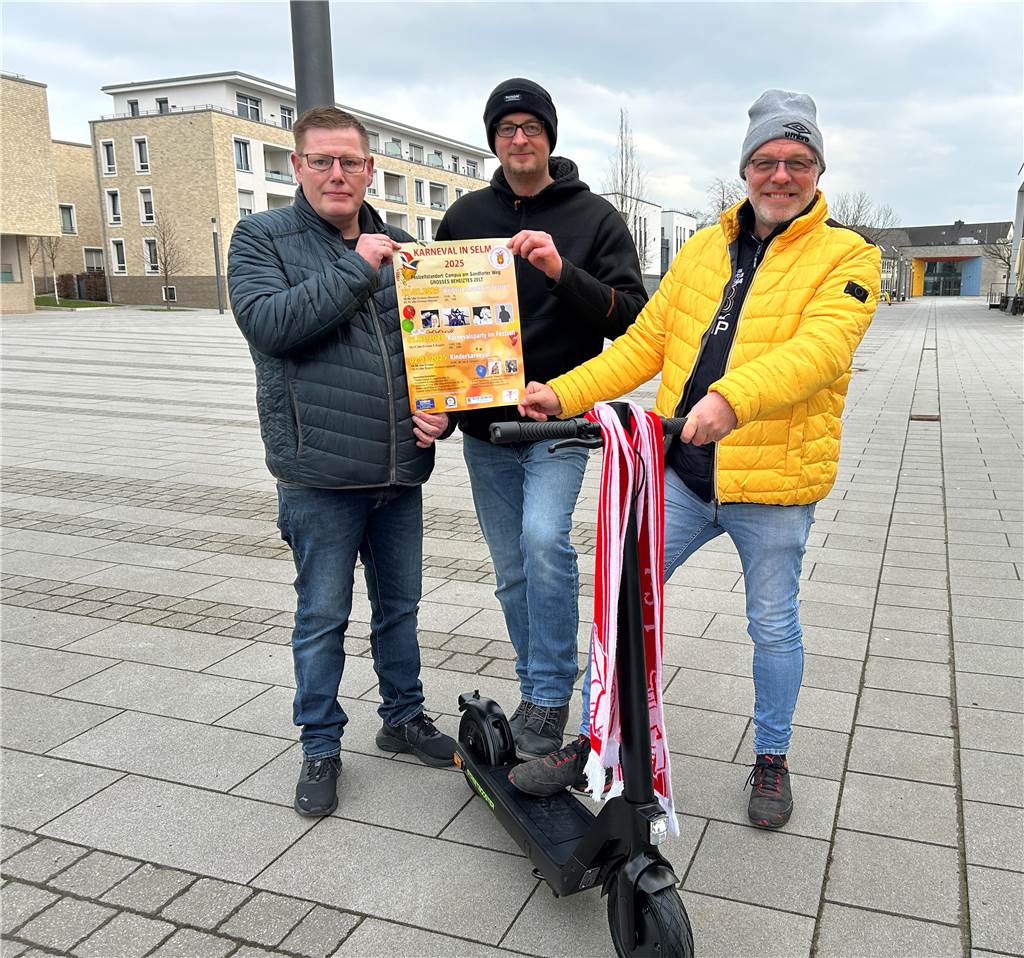 Karnevalspartys auf dem Campus in Selm: Code lautet 1200 - 2000 - 100 Sie freuen sich auf die Karnevalspartys und auf die Verlosung des E-Scooters: (v.l.) David Kirchhoff (Schnelle Küche XXL), Tobias Steinbrink, Chef der Selmer Karnevalisten, und Veranstalter Wilfried Reckers.