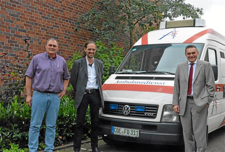 Bald hat Südkirchen einen eigenen Rettungswagen Sie freuen sich über das neue Fahrzeug aus Olfen, das demnächst in Südkirchen stationiert wird: Markus Lücke (v.l.), Teamleiter Bürgerservice im Rathaus Nordkirchen, mit Frank Dunsche vom Olfener Unternehmen ARBO Ambulanzdienst und Bürgermeister Dietmar Bergmann.