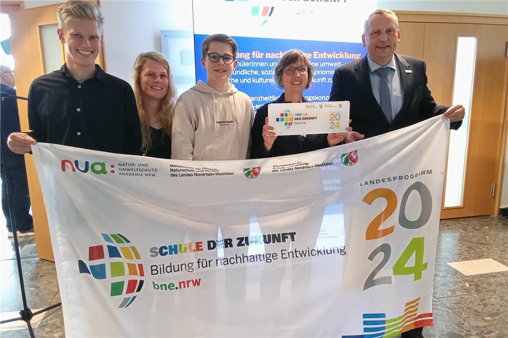 Engagement für eine bessere Welt: Anne-Frank-Gymnasium ist „Schule der Zuikunft“ Sie freuen sich über die Auszeichnung des AFG: (v.l.) Lennard Linnenlücke, Kirsten Weidemann, Jannis Lüttmann, Heike Hengelbrock und Marcel Damberg (Schulleiter des AFG).