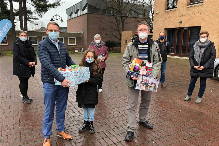 Gewinner der Stadtwette Selm ist nicht einer, sondern es sind viele Sie freuten sich über das große Sammelergebnis zugunsten der Tafel: (v.l.) Figan Macit (Schicksalshelfer), Bürgermeister Thomas Orlowski, Acelya Macit, Heike Hoppe (Tafel), Pfarrer Claus Themann, Erdal Macit (Schicksalshelfer) und Andrea Preuß (Tafel).