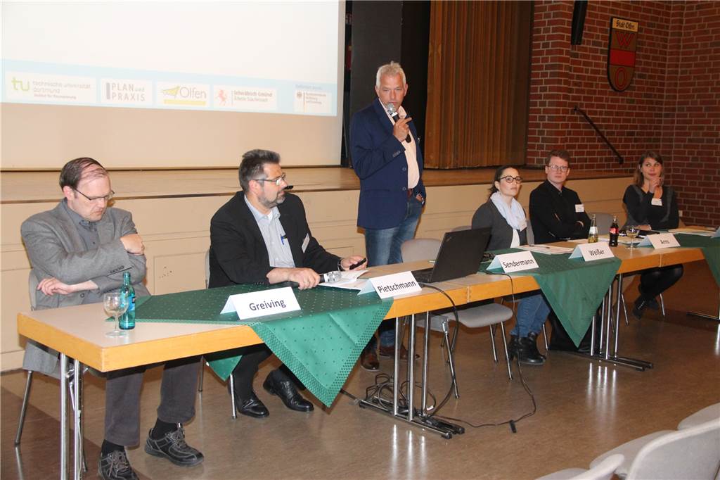 Olfen wappnet sich gegen Starkregen - und die Olfener sollten das auch tun Sie gaben auf dem Podium Informationen: (v.l.) Prof. Dr. Stefan Greiving, Holger Pietschmann, Wilhelm Sendermann, Britta Weißer, Sebastian Arns und Isabel Post.