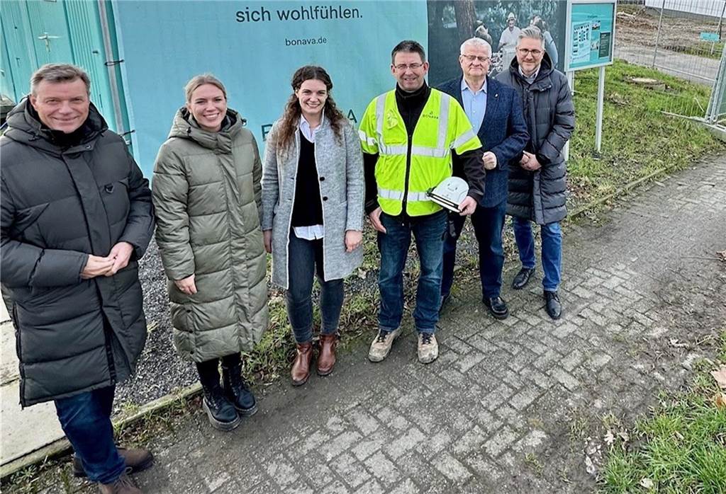 Kirschgärten-Baustart: Zehn Häuser sind im Neubaugebiet bereits verkauft Bürgermeister Christoph Tesche, Julia Grosse, Nadine Boland, Stefan Crumbach (alle Projektleitung Bonava), Erster Beigeordneter Ekkehard Grunwald und Hendrik Eßers (Leiter Fachbereich Wirtschaftsförderung, Standortmanagement, Stadtmarketing).