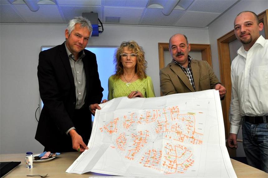 Schnelles Internet in Vinnum steht auf der Kippe Sie geben mit der Olfenkom GmbH Gas in Sachen Breitbandausbau: (v.l.) Bürgermeister Wilhelm Sendermann, Monika Casper, Manfred Casper und Marco Casper.