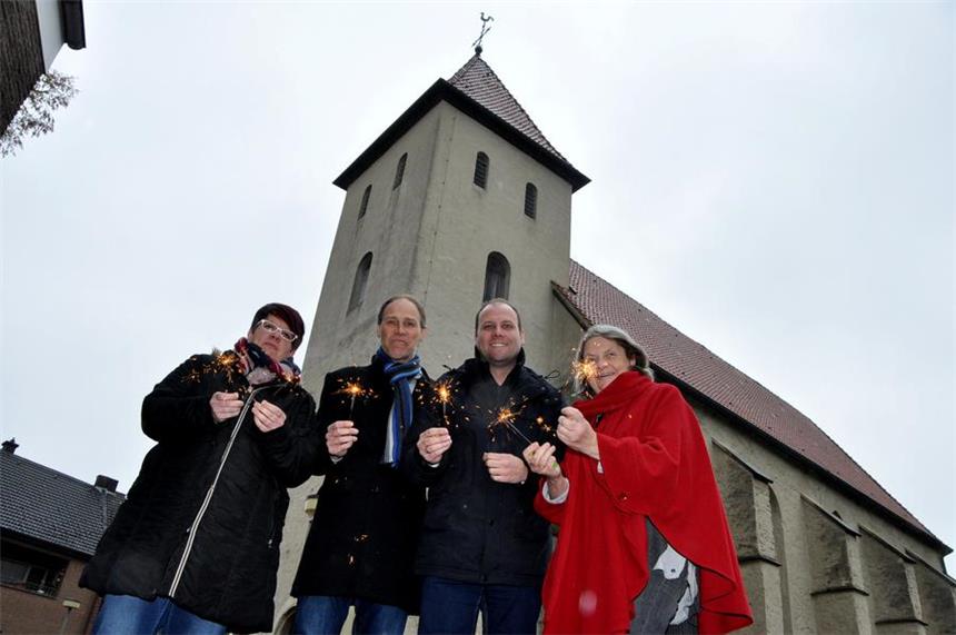 Sie geben mit ihren Wunderkerzen einen Vorgeschmack auf den dreitägigen Weihnachtsmarkt: (v.l.) Christine Fels (Verein Kinder-Benefiz), Volker Brüning (Werbegemeinschaft), Stadtsprecher Malte Woesmann und Elisabeth Sandmann (Werbegemeinschaft).