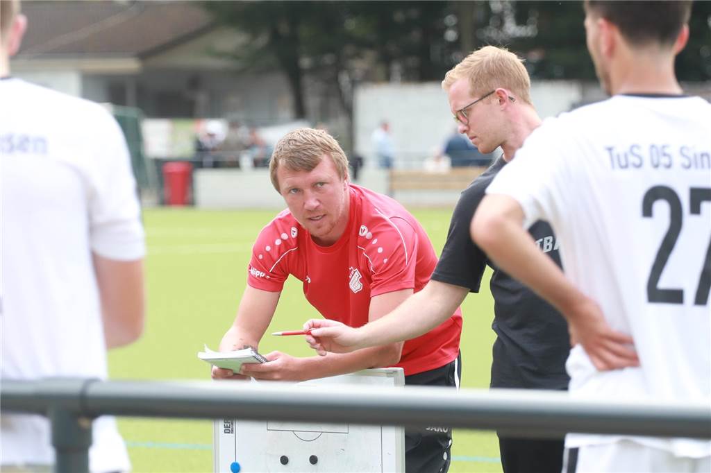 Vor Kellerduell gegen TuS Haltern: TuS 05 Sinsen klärt rainerfrage für die kommende Saison Sie geben weiter die Taktik beim TuS 05 Sinsen vor: Timo Koscholleck (l.) und Christian Kopse.