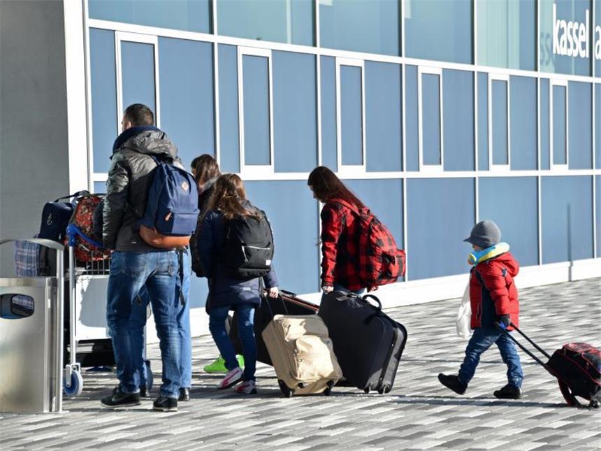 Geplanter Abschiebeflug nach Afghanistan verschoben Sie gehen - mehr oder minder - freiwillig: Abgelehnte Asylbewerber vor dem Terminal des Kassel-Airports. Foto: Uwe Zucchi