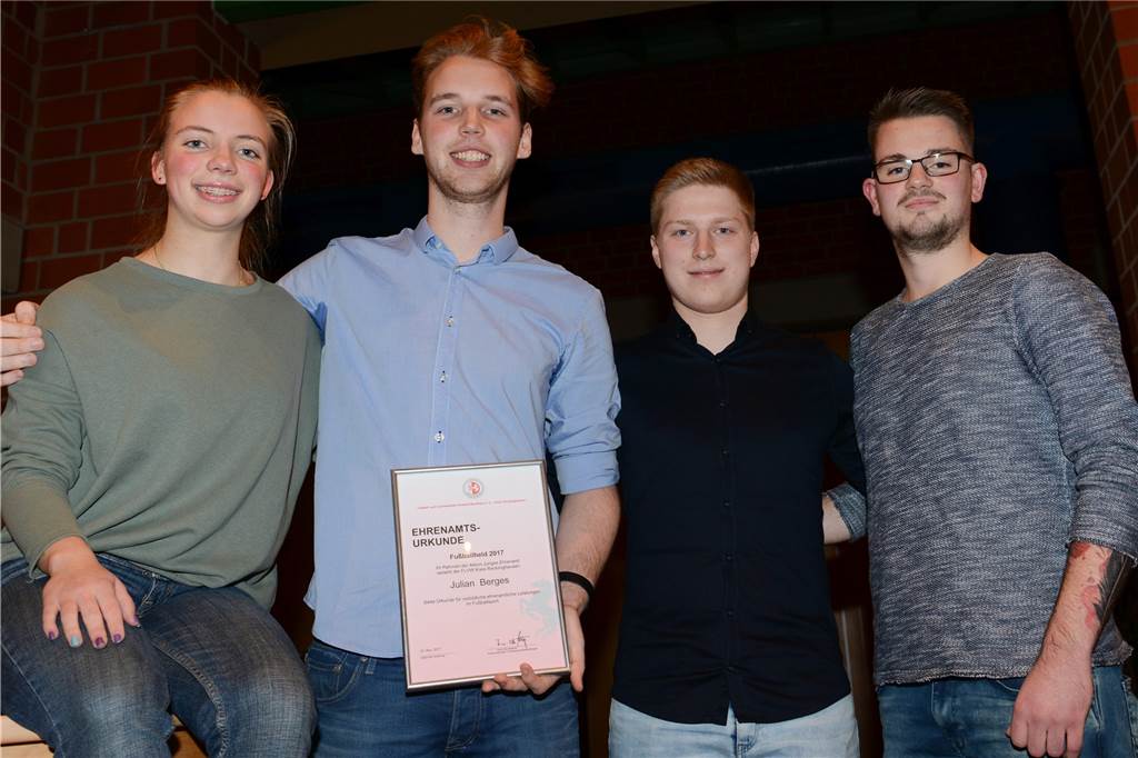 100 kommen zum lecker Mittagessen - aber niemand will nach Barcelona Sie gehörten im November 2017 zu den ersten Jugendpreisträgern im Kreis (von links): Carolin Wolf (1. FFC Recklinghausen), Julian Berges (SG Suderwich), Matthias Wigger (SG Borken) und Marvin Kobus (FC Marl).