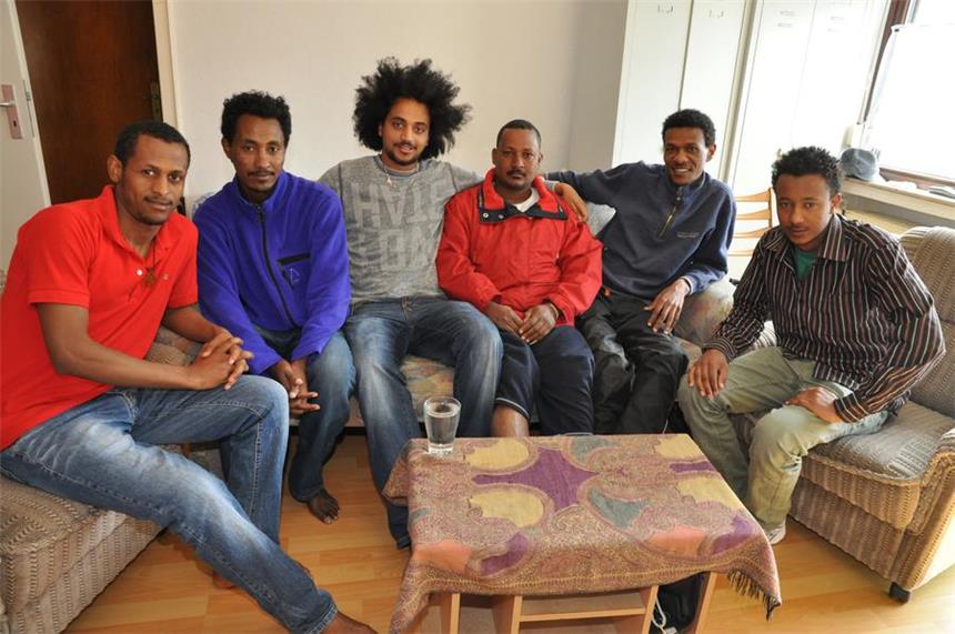 Lünen berechnet Flüchtlingen 33 Euro für Strom Sie haben eine Odyssee auf dem Weg nach Europa hinter sich und sind glücklich, in der Freiheit angekommen zu sein: Yohannes (3.v.l.) und die anderen Flüchtlinge aus Eritrea, die in Brambauer leben.
