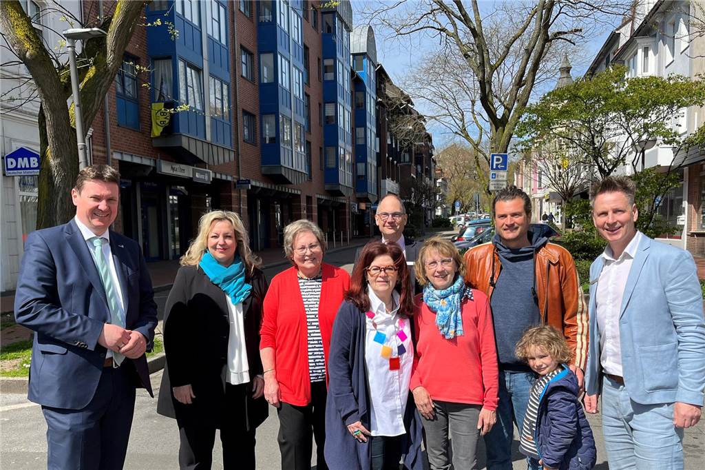 Obere Münsterstraße wird gesperrt: Straße frei für den Kunstboulevard Sie haben für die Präsentation des Projekts schon mal kurz die Obere Münsterstraße gesperrt: (v.l.) Bürgermeister Rajko Kravanja, Veranstalterin Vanessa Schulz, Gabriele Elverich, Mary Erzmanneit, Ingrid Galka, Jörn Leder und für die Sparkassenstiftung Dirk van Buer und Martin Zill (hinten Mitte).
