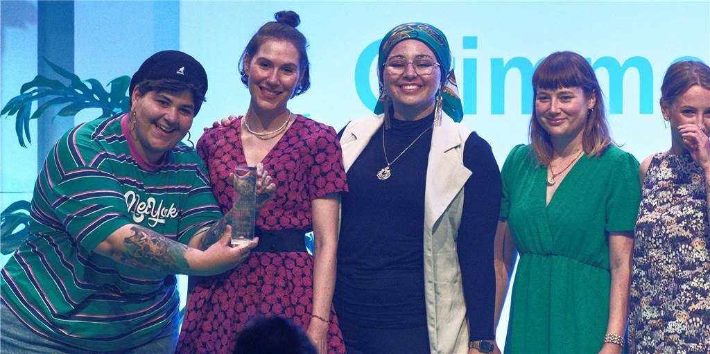 Sie haben gesiegt mit dem Projekt „safespace.offiziell“ auf TikTok: Saphira Siegmund (v.l.), Ariane Böhm, Sali El Mohands, Malina Sternberg und Lea Wessels. Foto dpa