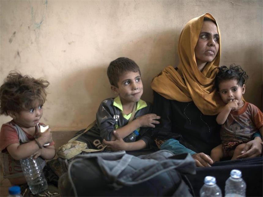 Irakische Armee kämpft weiter gegen IS nahe Mossul Sie haben überlebt: Eine erschöpfte Frau und ihre Kinder in Mossul. Foto: Felipe Dana