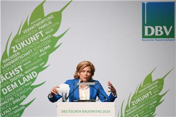 Sie halte nichts davon, wenn Tierschützer das Tierwohl über das Menschenwohl stellten, sagt die Ministerin auf dem Deutschen Bauerntag 2018. Foto: Arne Dedert