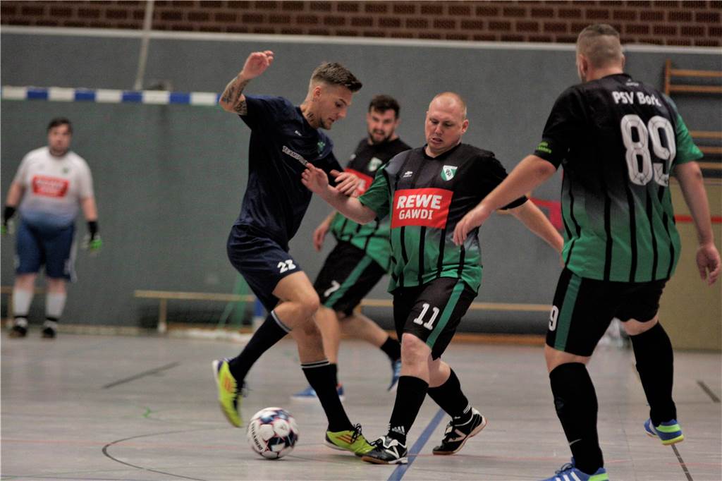 Sie hatten Spaß am Hobby-Fußball beim Hallenturnier in Waltrop: die Heavy Kickers aus Bork, hier mit Lars Düfel (M.).
