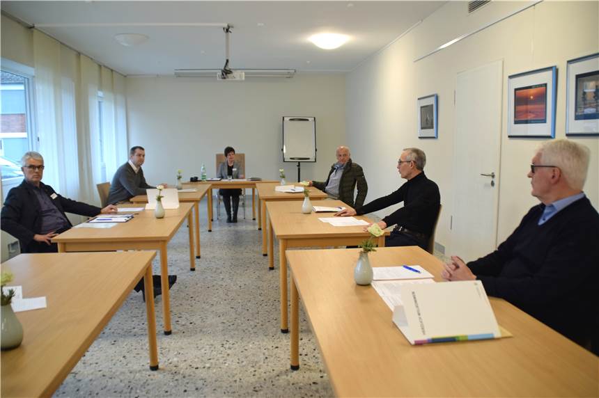 Sie hatten zum Pressegespräch in Sachen Corona-Pandemie gebeten (v.r.): Bürgermeister Richard Borgmann, Dr. Jörg Siebert (Ärztlicher Direktor des St.-Marien-Hospitals), der niedergelassene Allgemeinmediziner Dr. Rainer Drerup, Monika Kleingräber-Niermann (Referentin der Geschäftsführung des Krankenhauses), Tim Richwien (Geschäftsführer des St.-Marien-Hospitals) und Pflegedirektor Johannes Beermann