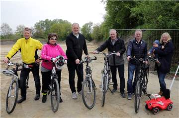 Sie hoffen, dass hier an der Wasserwerkstraße bald die Stever-Lippe-Passage endet (v.l.): Michael und Heike Schäfen, Martin Bendieck, Peter Norden, Volker Klose und Kristina Bendieck mit Kalle.